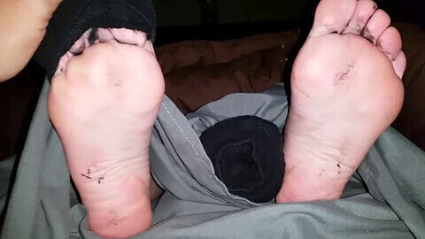 Calzini neri e sudati della mia ragazza: da vedere assolutamente per i fan del feticismo del piede!