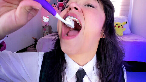 Lila Jordan putzt ihre Zähne und zeigt dabei ihre Zahnspange und versaut ihre Zunge.