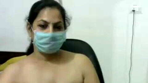 Spectacle de sexe chaud d'une tante indienne sur webcam pendant la quarantaine