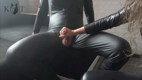 La seductora chica penetra su apretado trasero mientras acaricia su palpitante pene.