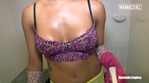 La procace donna delle pulizie Camila Marin si fa aprire la figa da un grosso cazzo del cliente - MAMACITAZ