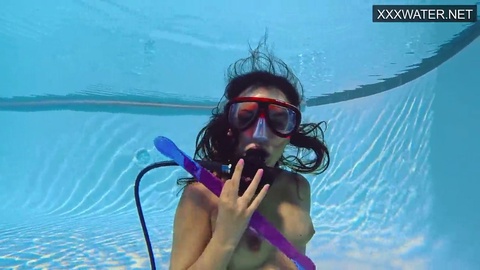 Lana Tanga entices you with her mesmerizing underwater pleasure