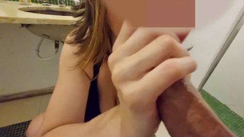 Una esposa traviesa emerge del baño con una garganta desordenada cubierta de esperma caliente.