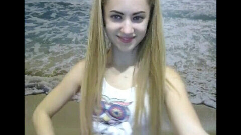 Sexy Blondine mit unglaublich langen Haaren verführt vor der Webcam!