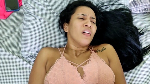 Leyne Rodriguez, super sexy Latina mit einem riesigen Hintern, vom Schwager beobachtet und gefickt