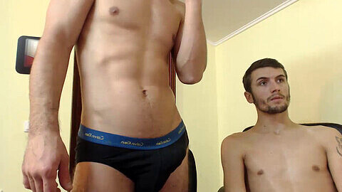 Los amigos musculosos lucen sus cuerpos ardientes en la webcam.