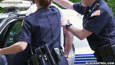 Due poliziotte tettone fermano un sospetto nero e gli fanno un pompino in pubblico