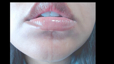Séduisante bouche taquine avec la langue et les lèvres ASMR pour les amateurs de fétichisme