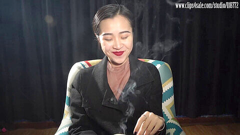 La modelo china favorita DD se regodea fumando durante una entrevista íntima de 4K