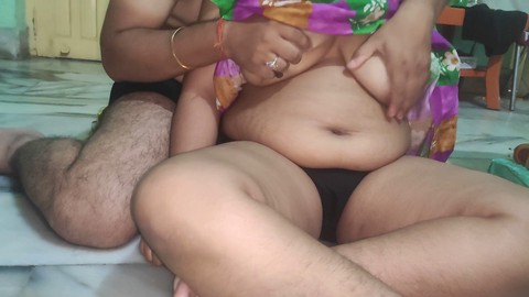 La bhabhi indienne serrée fait des branlettes à 18 ans