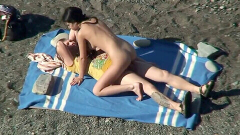 Chaude baise en plein air sur une plage nudiste,