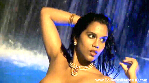 Glamour, bollywood, in water