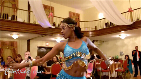 Sensuales bellezas indias mueven sus traseros en este caliente video de baile Chutney
