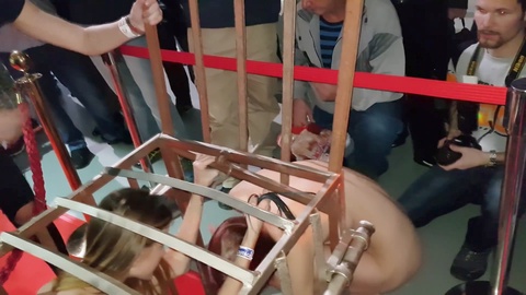 Hombre dominante encierra a adolescente ardiente en una jaula en público como parte de su juego fetichista
