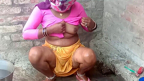 Bhabhi india de grandes senos tomando un baño al aire libre