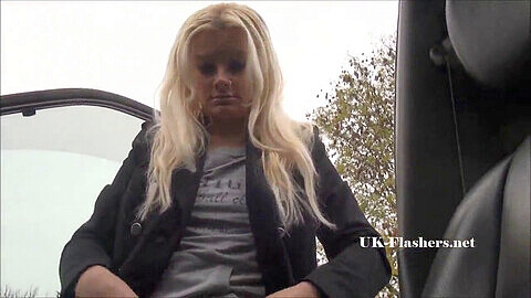 Amateur Blondine Jakki blitzt in ihrem Auto und zeigt ihre glatt rasierte Muschi.