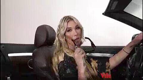 Aubrey Kate, la superbe shemale, se fait baiser dans une voiture de sport