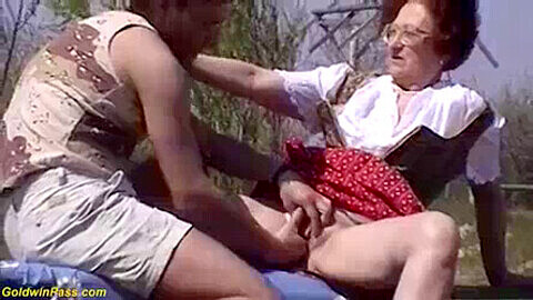 Beau-fils coquin baise brutalement une maman de 84 ans lors d'une rencontre sauvage en plein air