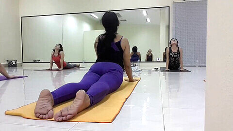 Sesión de yoga con una instructora milf caliente