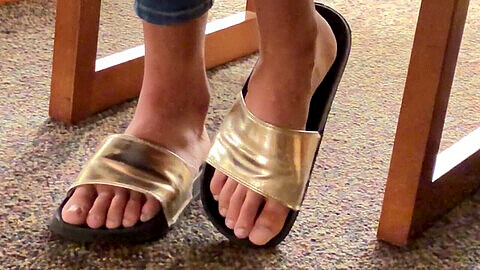 Library candid feet play, sandálky, pieds en public
