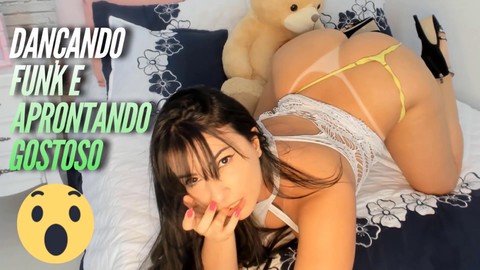 Die verführerische brasilianische Brünette Emanuelly Raquel tanzt sinnlich, verehrt ihre kurvenreichen Attribute und genießt einen versauten Blowjob mit einer Champagnerflasche