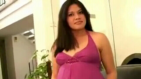 Wunderschöne schwangere Mutter, 19, mit massiven Brüsten wird hart gefickt!