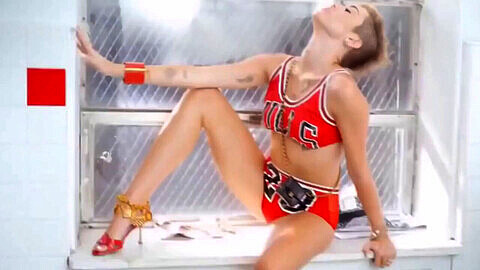 Miley Cyrus partecipa a un bollente scontro di masturbazione
