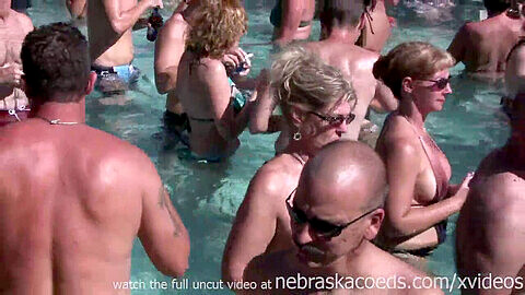 Fiesta erótica en la piscina en Key West, Florida con nudistas swinger en el Festival Deseo de Dante
