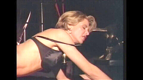 Sean Michaels und Sharon Kane werden in ihrer Szene Nr. 1 aus dem Jahr 1992 in einem sexy Verfahren verhandelt