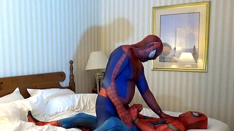 Scontro intenso tra l'originale Spiderman e il suo avversario ragno in una battaglia di supereroi gay!