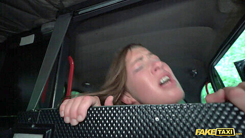 Elisa Tiger prend une folle chevauchée dans le faux taxi et se fait baiser la chatte brutalement