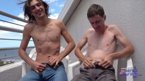 ¡Los amigos australianos Mats y Brad estrenan su primer video porno casero para que todos lo disfruten!