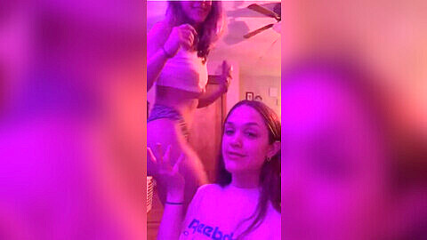 Tres ninfas calientes muestran sus increíbles traseros en un excelente video de baile en webcam