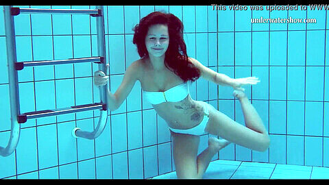 ¡Chica tetona se divierte debajo del agua con su coño depilado en una piscina pública y la playa!