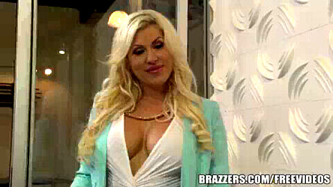 Une cougar blonde aux gros seins se fait baiser au bureau dans une vidéo Brazzers