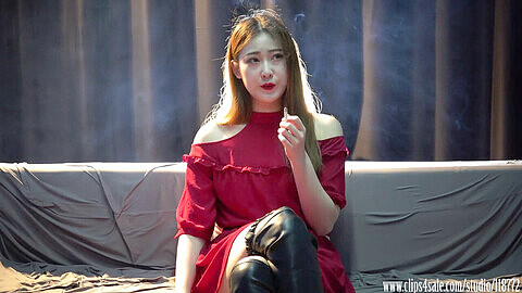 Xiao Hong de Asia - la nymphe seductora de la chimenea que ama fumar