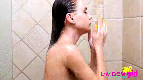 Una giovane di 18 anni si fa una doccia in 4K durante il suo casting xxx