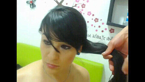 Kolumbianisches Mädchen gibt eine lange Haarmassage und Blowjob mit Haaren im Gesicht, gefolgt von intensivem Analsex!