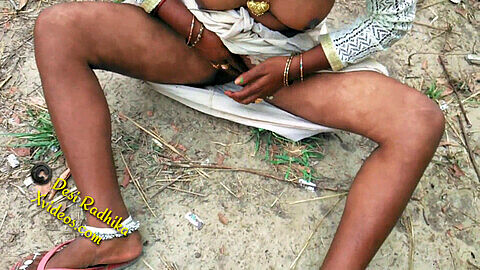 Indische Bhabhi spielt mit Titten und Muschi draußen ab