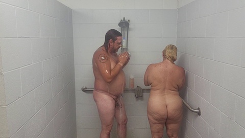 ¡Caliente pareja amateur disfruta de una rápida cogida en la ducha!