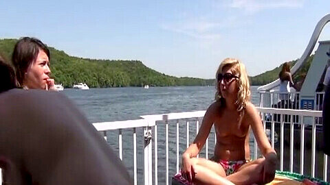 Echte Frauen experimentieren mit Dildos und einander auf unserem Boot in Missouri