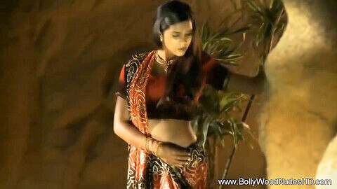 Una mamá accesible con un aspecto exótico se complace a sí misma con música de Bollywood.