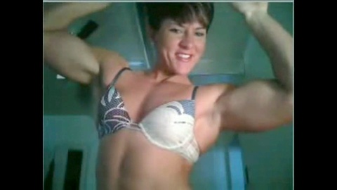 Muskel-Frauen trainieren vor der Webcam
