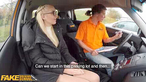 Étudiante blonde Amaris de faux Driving School baise en voiture pendant sa leçon de conduite et exhibe ses seins naturels parfaits