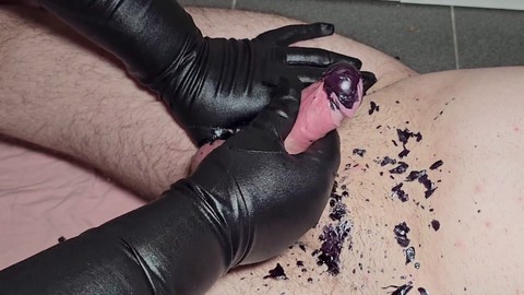 Action BDSM mettant en scène de la cire de bougie et un massage de la prostate sur une grosse bite