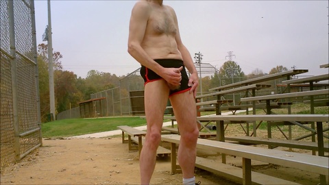 Rischiosa masturbazione in pubblico in un campo da baseball aperto - ottobre 2011