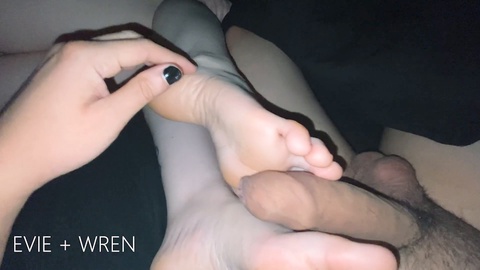 Footjob latéral sensuel avec de superbes pieds pâles et délicats de teenager