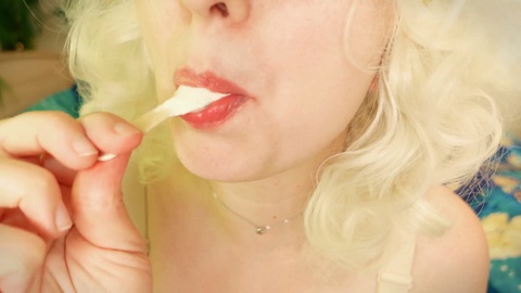 Arya Grander, die köstliche Blondine, genießt eine köstliche ASMR-Session mit einem Eis, das deinen Food-Fetisch befriedigt
