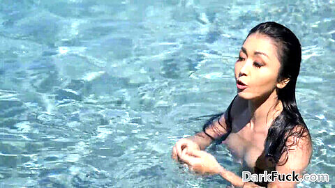 Marica Hase se prend une grosse bite noire dans la gorge au bord de la piscine