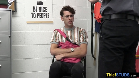 Brillenträger Geek-Teenager-Dieb wird von wachsamem LP-Beamten Cole Church ohne Kondom gefickt